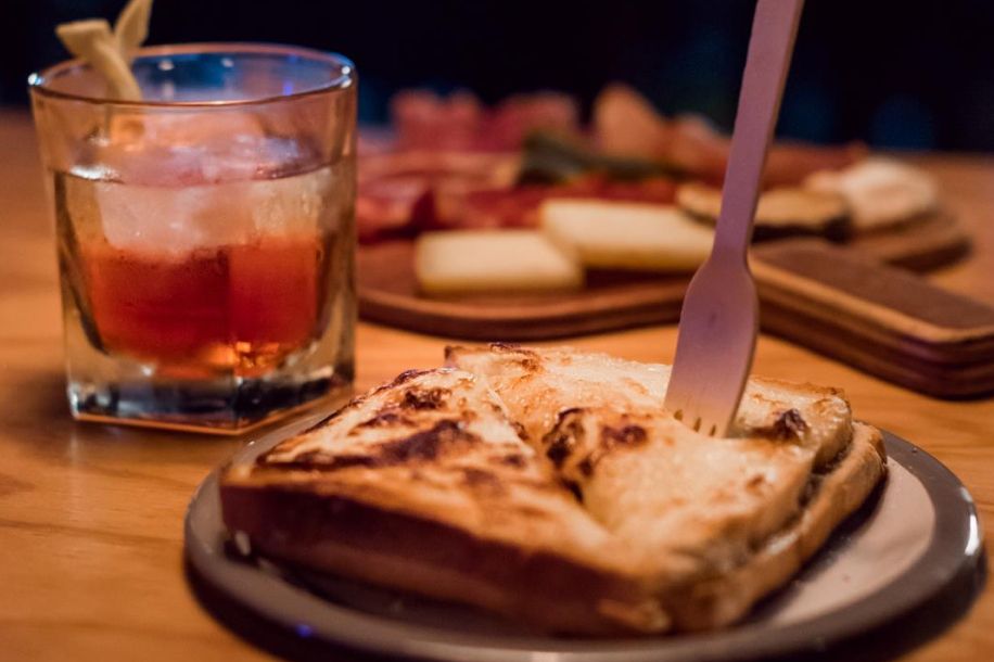 Gossima : le bar où tu joues au ping pong en buvant un verre