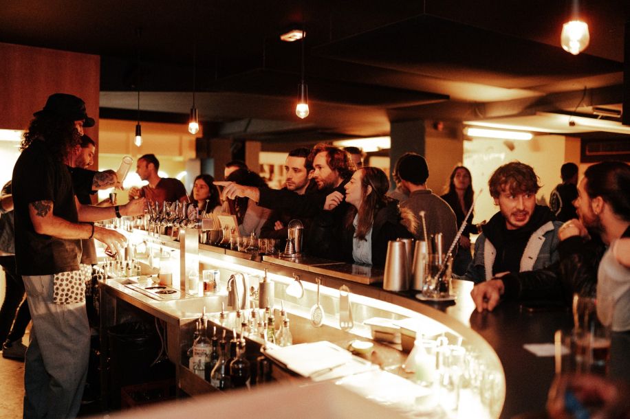 Gossima : le bar où tu joues au ping pong en buvant un verre