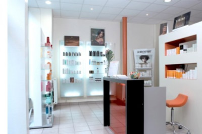 Bon coiffeur pas cher (shampoing + soin + coloration + coupe + brushing à 59 € au lieu de 130 €)