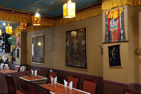 Restaurant tibétain, dans un décor typique