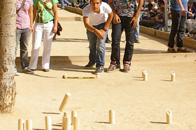 Jeu gratuit de Mölkky (pétanque finlandaise) en plein air