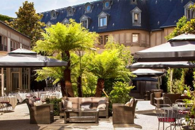 Repas au jardin terrasse du Relais du Parc 