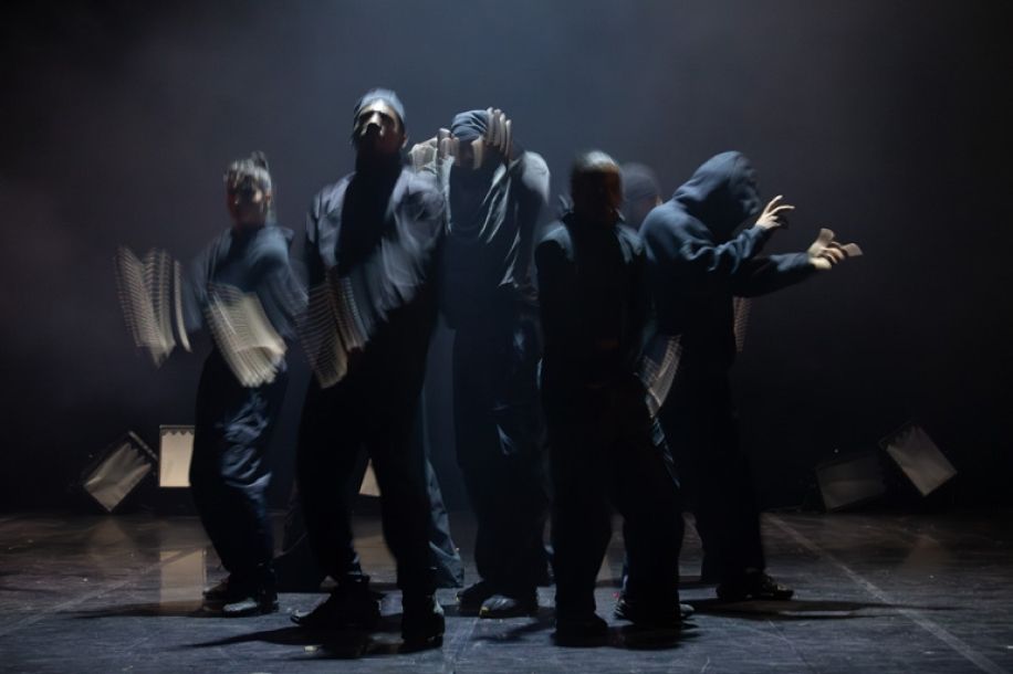 Dans(e) la lumière ! : une exposition gratuite et des spectacles à petit prix