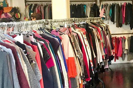 Grande vente de vêtements de seconde main bradés à 10 € le kilo (Emmaüs Alternatives)