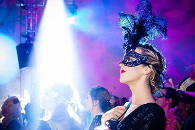 Grand bal costumé Château de Versailles insolite avec danseurs et DJ (188 €)