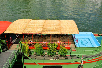 Péniche bar insolite avec piscine