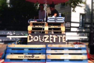 Douzette un coin sympa avec transat, jeux, ping pong, DJ…