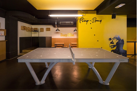 Location de salle insolite pour un anniversaire avec tables de ping pong