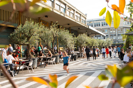 Bar insolite géant dans une grande halle avec une immense terrasse