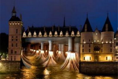 Visite insolite à Paris, une illusion sur la façade de la Conciergerie