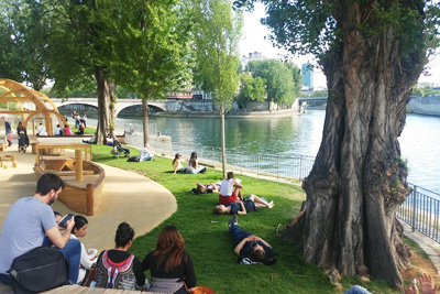 Détente en bord de Seine à Paris sur les Rives de Seine