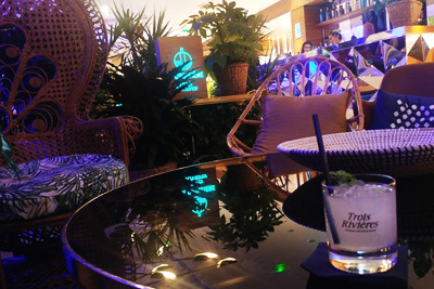 Cocktail offert dans de grands hôtels parisiens