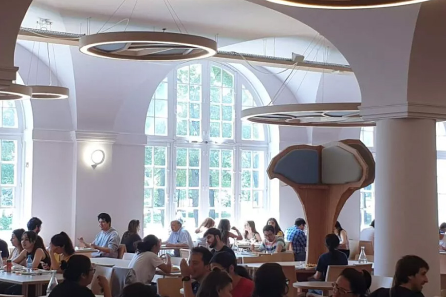 Repas pas cher (entrée, plat, dessert) à seulement 1 € pour les étudiants et 8,50 € pour tous les autres