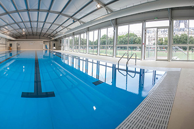 Piscine avec vue sur la Tour Eiffel