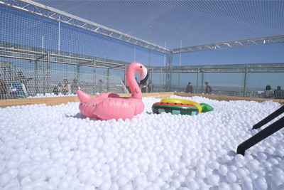 Piscine à boules insolite gratuite sur le toit de la Tour Montparnasse (hors billet accès terrasse)