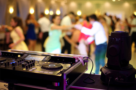 Trouvez un DJ pas cher pour votre soirée d'anniversaire