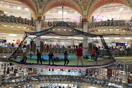 Relaxation insolite à plusieurs mètres de hauteur sous la Coupole des Galeries Lafayette